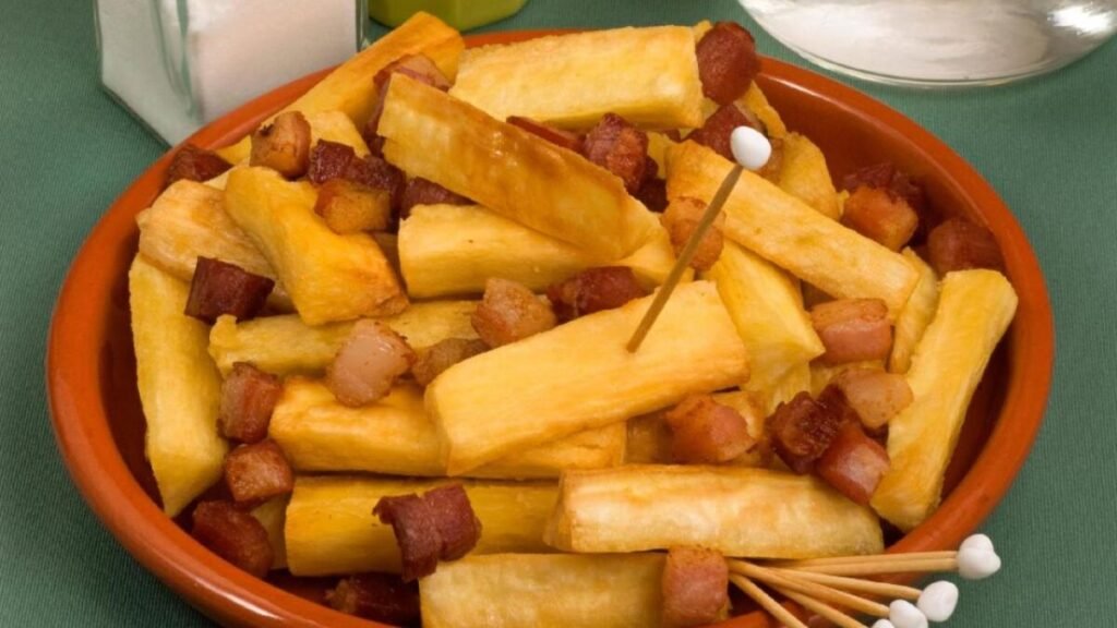 Mandioca frita com bacon: a porção com um toque especial