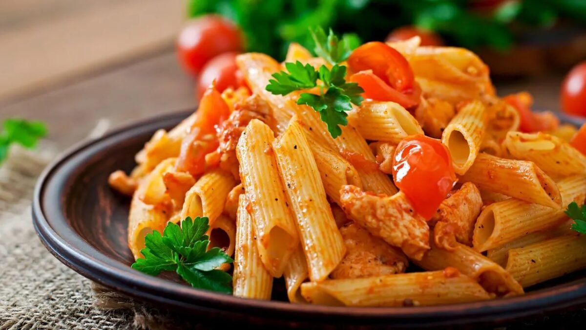 Penne com molho de frango desfiado: teste a massa prática
