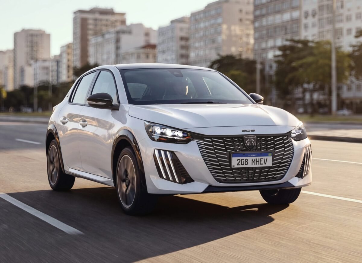 Peugeot 208 2027 estreia mais barato e menos potente; veja preços e equipamentos