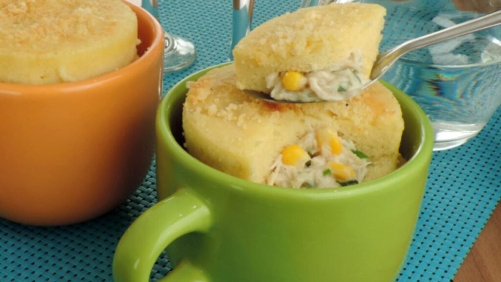 Torta de frango de caneca: mate sua vontade em apenas 15 minutos!