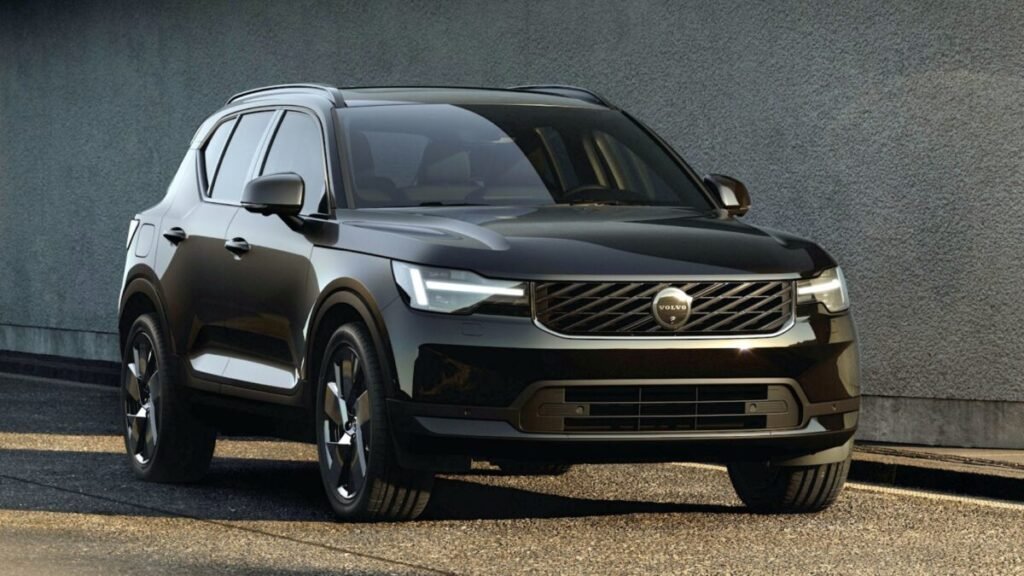 Volvo XC40 2027 tem visual retocado e mantém motor a combustão